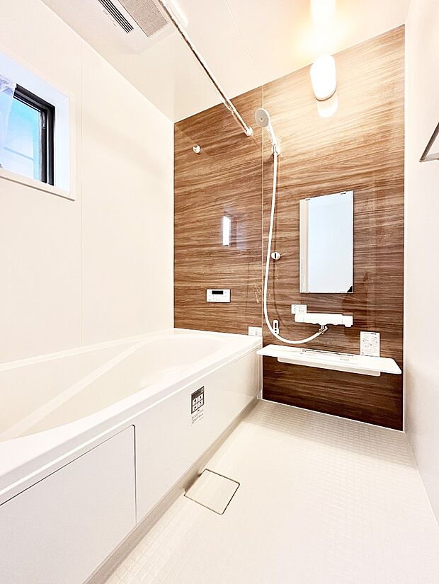 一日の疲れを癒してくれる明るい清潔感のあるバスルーム