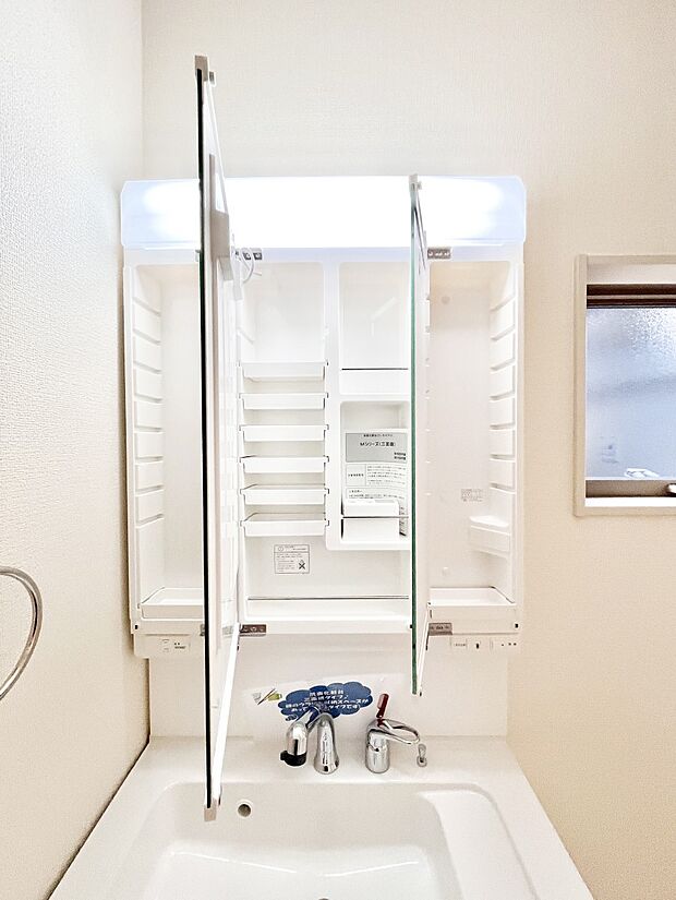 三面鏡の裏に、化粧品や衛生用品などを収納可能。洗面台をすっきりと保ちます!