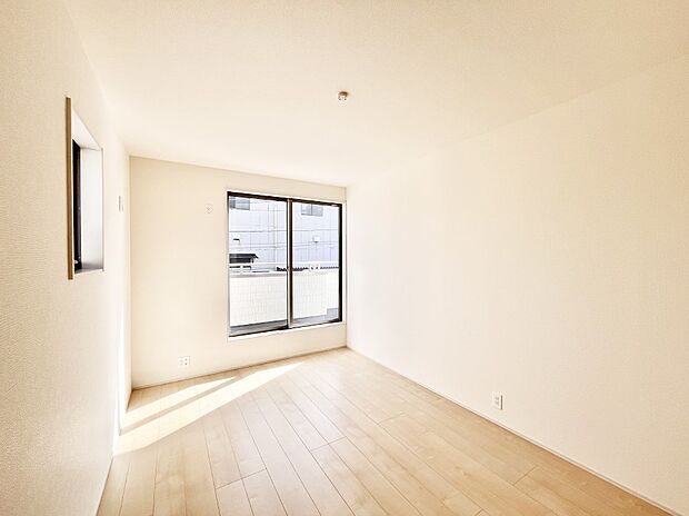 バルコニーが開放感をプラスしてくれる洋室