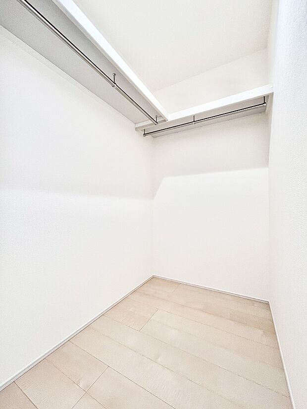 ウォークインクローゼットの活用で生活空間スッキリ