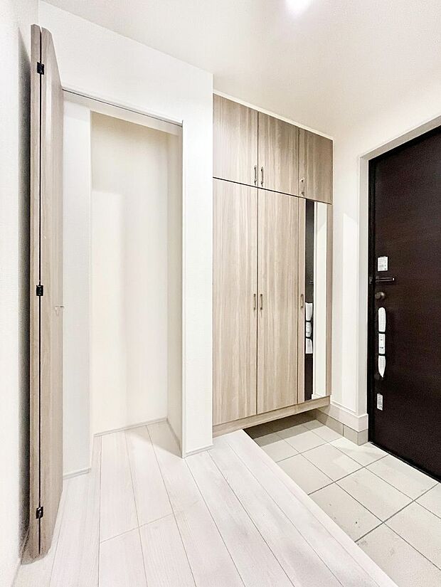 天井まである玄関収納で、家族全員の靴もすっきり収納！ 