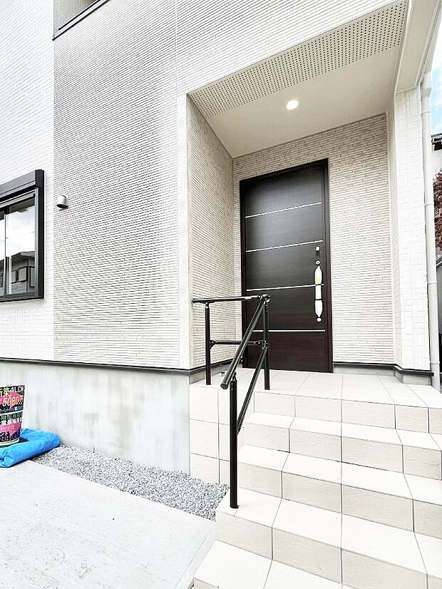 大切な家族、来客を出迎える玄関。