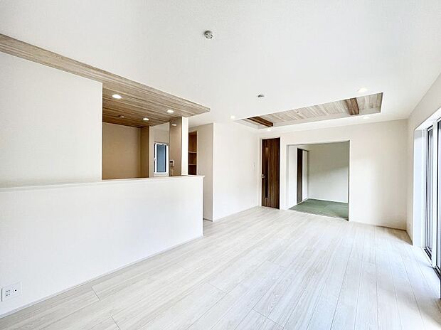 明るい陽光が注ぎ、寛ぎの雰囲気に満たされるリビング・ダイニング。 