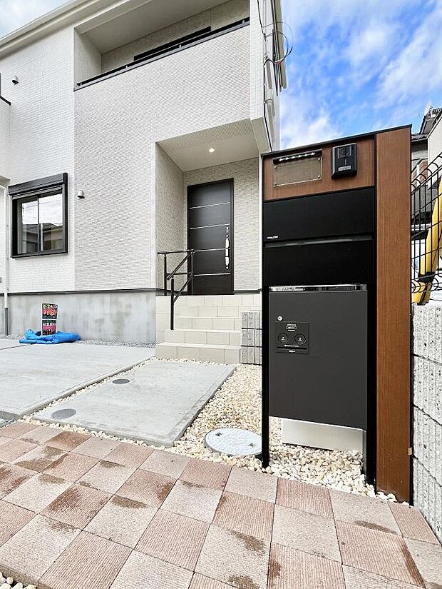 表札・インターホン・ポスト・宅配ＢＯＸをひとつに集約。エントランスになじむシンプルデザイン。