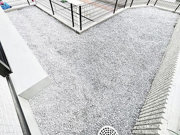 プランターを並べて季節のお花を楽しめるお庭付き。