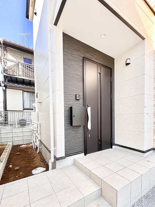 大切な家族、来客を出迎える玄関。