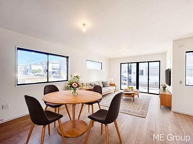 ご家族の賑やかな話し声で包まれる明るいリビング ※家具はCGです