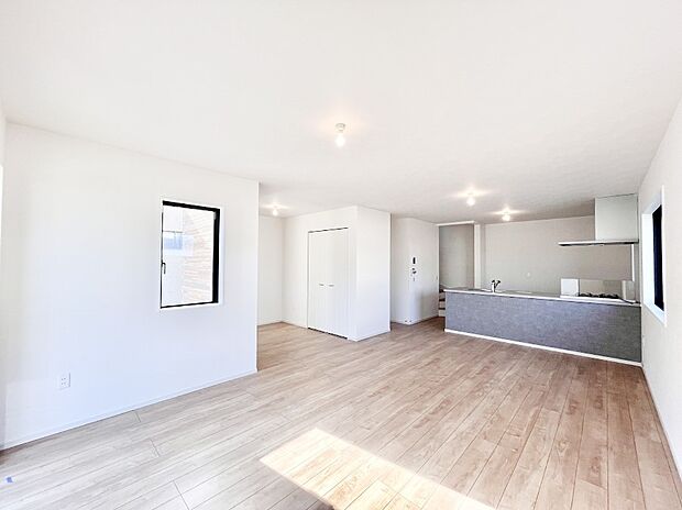 明るい陽光が注ぎ、寛ぎの雰囲気に満たされるリビング・ダイニング。