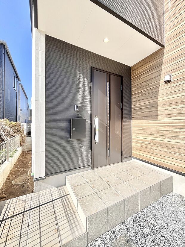 大切な家族、来客を出迎える玄関。