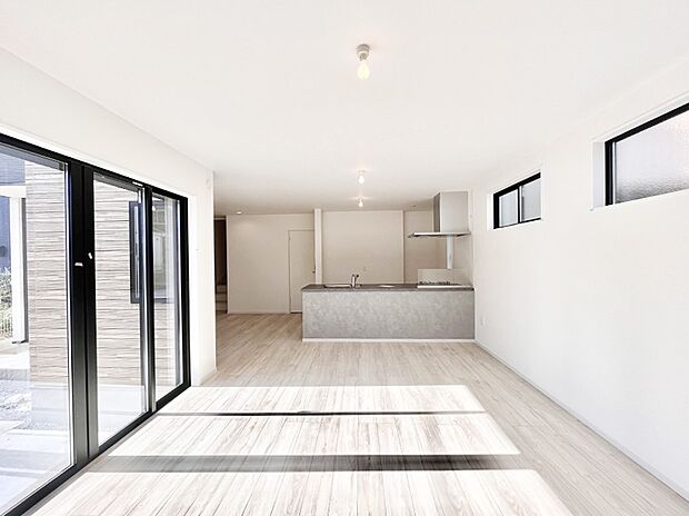 明るい陽光が注ぎ、寛ぎの雰囲気に満たされるリビング・ダイニング。