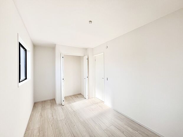 使いやすい形でベットや家具の置き方にも困ることもありません。