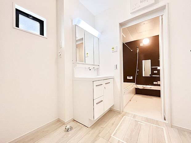 大きく見やすい三面鏡で清潔感ある洗面台は、身だしなみチェックや肌のお手入れにおすすめです。