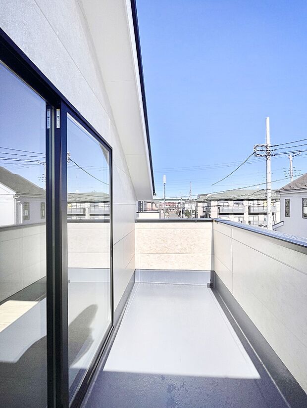 ゆったりバルコニーだから沢山お洗濯ものを干せます。