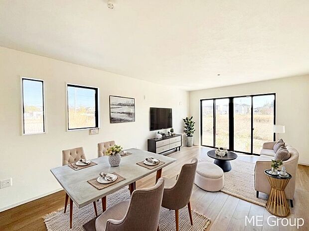 ご家族の賑やかな話し声で包まれる明るいリビング ※家具はCGです