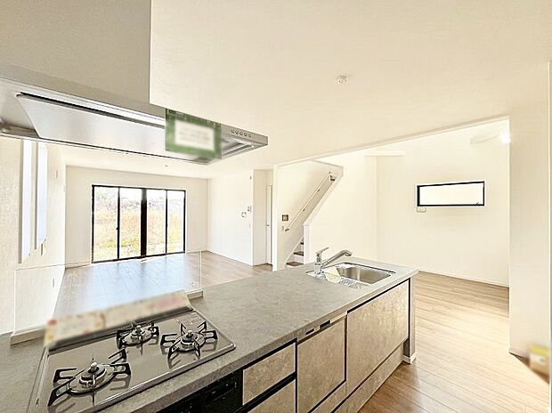 カウンター越しに楽しいおしゃべり。いつものお料理がもっと美味しくなりそうですね。