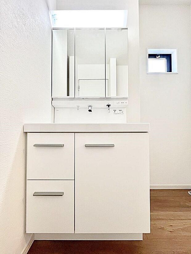 三面鏡の裏に、化粧品や衛生用品などを収納可能。洗面台をすっきりと保ちます!