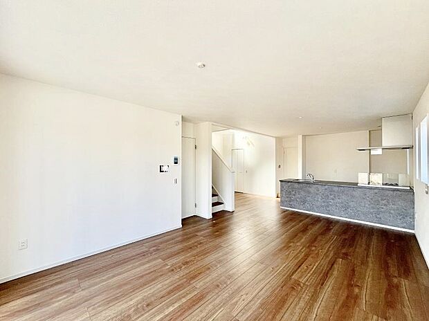 家族の笑顔が自然と生まれてくる、そんな雰囲気のダイニングに仕上がっています