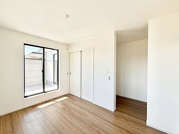 明るいバルコニーサイドに洋室を設置。目覚めの良い寝室に。