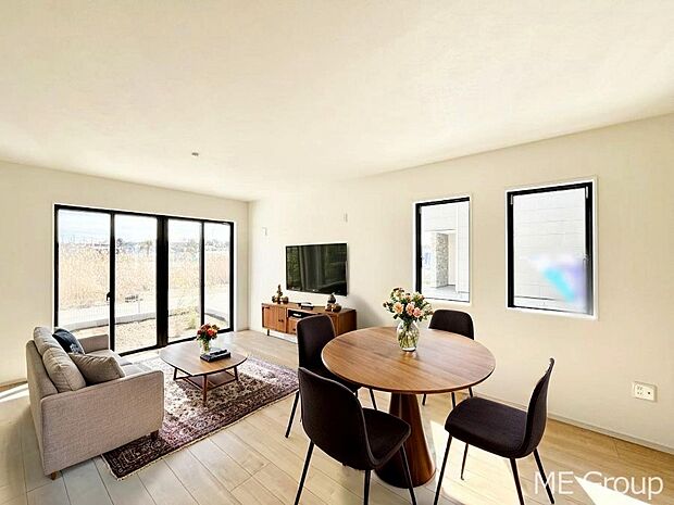 ご家族の賑やかな話し声で包まれる明るいリビング  ※家具はCGです