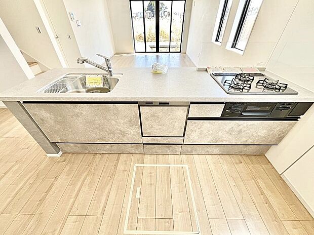 システムキッチンはシンプルでスッキリした飽きの来ないデザインなので永く使えそう!