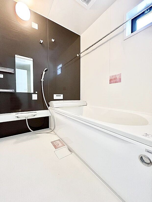 一日の疲れを癒してくれる明るい清潔感のあるバスルーム