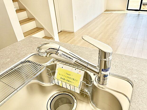 浄水器一体型のキッチンで洗い物用・料理用と切り替え簡単！