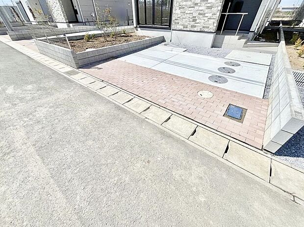 2台(車種による)駐車可!ご家族みんなの自転車も置ける広々カースペース。