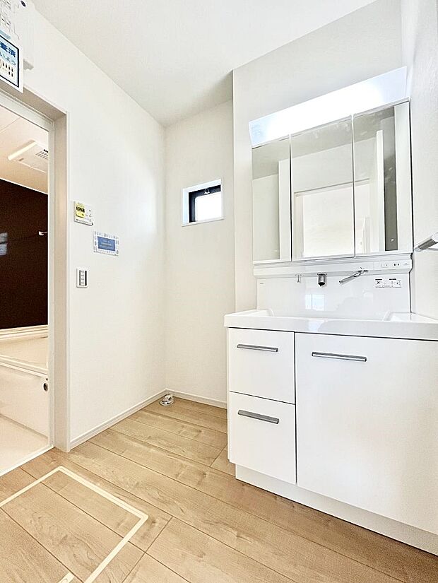 小窓がついているので湿気の多い場所でも換気が十分行えます。毎日の身支度を気持ち良く！