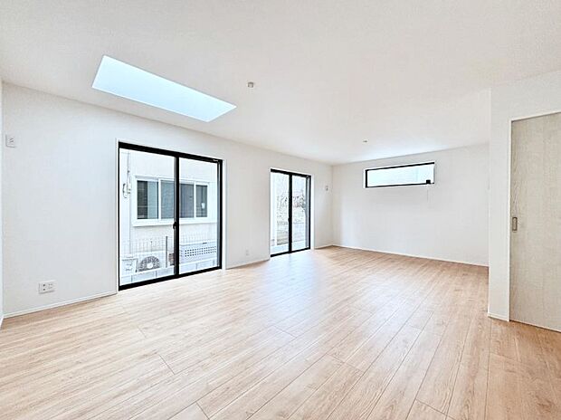 明るい陽光が注ぎ、寛ぎの雰囲気に満たされるリビング・ダイニング。