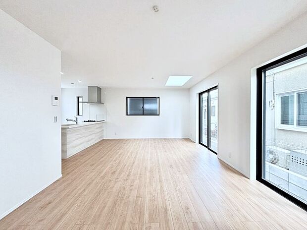 家族の笑顔が自然と生まれてくる、そんな雰囲気のダイニングに仕上がっています。