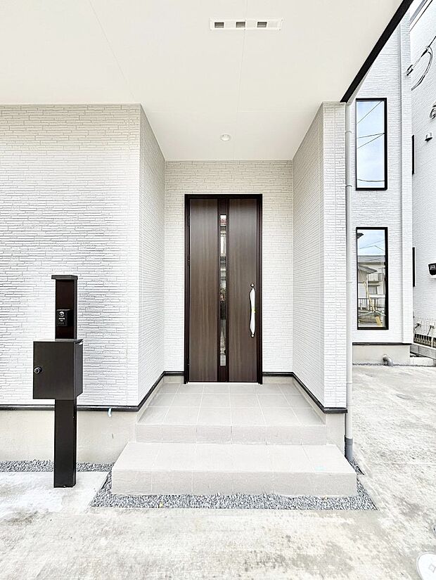 玄関前は雨が降っても濡れにくい屋根付き