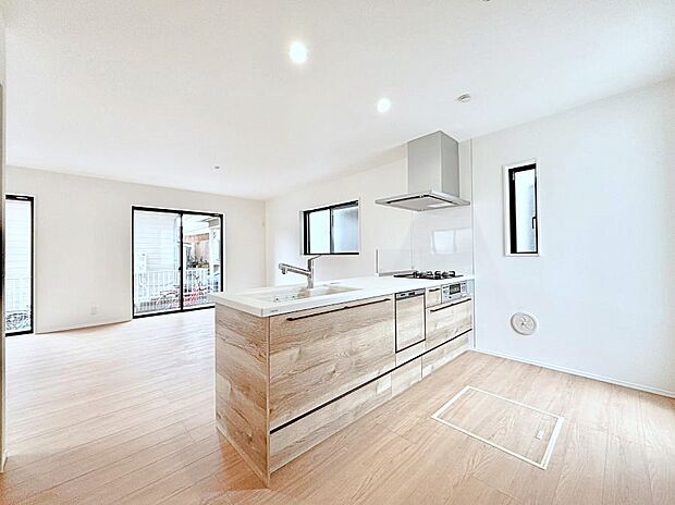 リビングで遊ぶお子様を見守りながらお料理ができる対面キッチン。  