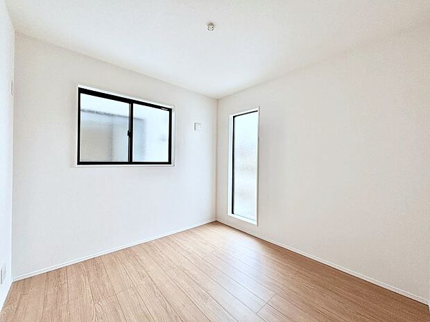 窓からのやさしい光が心地よいプライベートルーム