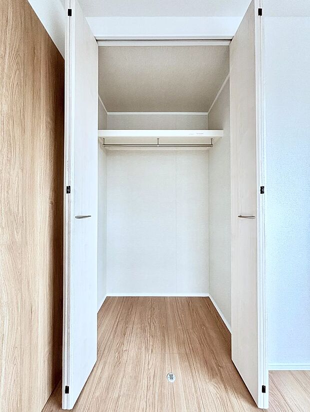 洋室のクローゼット。奥行きがあるので厚手の衣類もすっきり収まります。