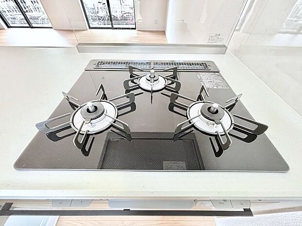 ガスコンロはＳｉセンサー搭載。火力調節や焦げ付き・消し忘れも防いでくれます。