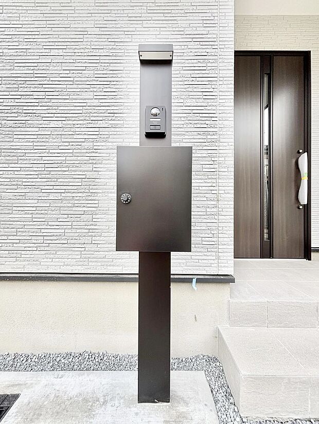 表札・インターホン・ポストをひとつに集約。エントランスになじむシンプルデザイン。
