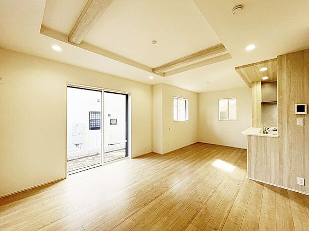 大きな窓からたっぷりの陽光と風を感じられるリビング