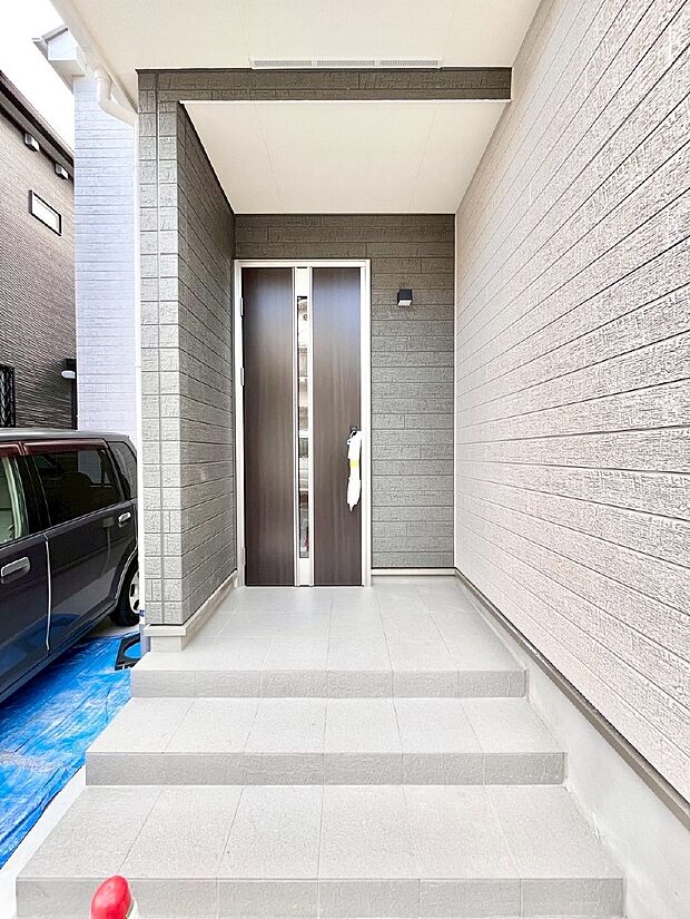 大切な家族、来客を出迎える玄関。玄関前は屋根付きで雨が降っていても濡れにくいです。