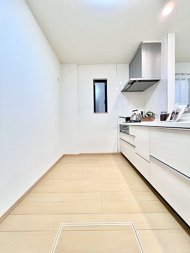 爽やかな風が通り抜けるキッチン。窓があるので明るく換気にも役立ちます。