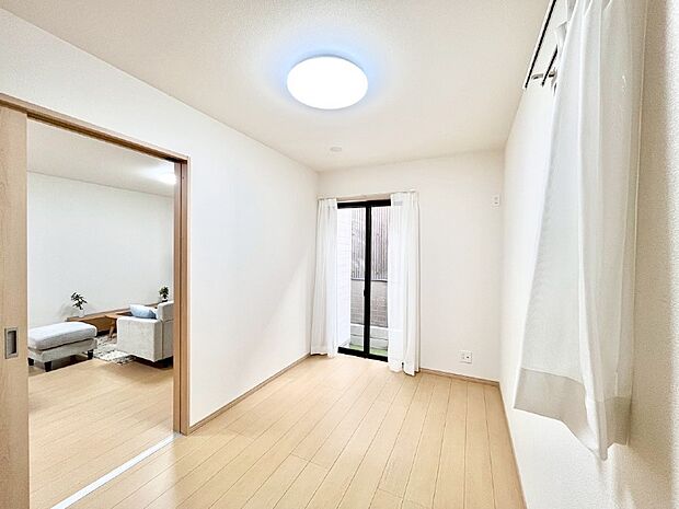 リビングの隣にある洋室。扉を開放して広く利用することも可能です。