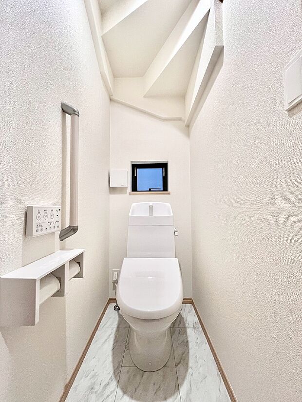 換気用小窓があり、明るく清潔な空間です。