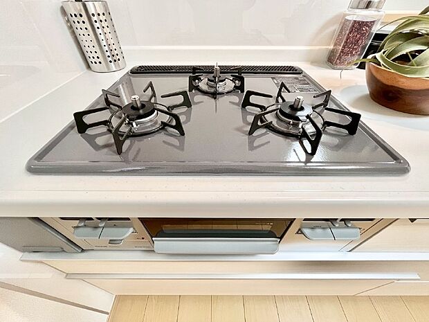 ガスコンロはSiセンサー搭載。火力調節や焦げ付き・消し忘れも防いでくれます。