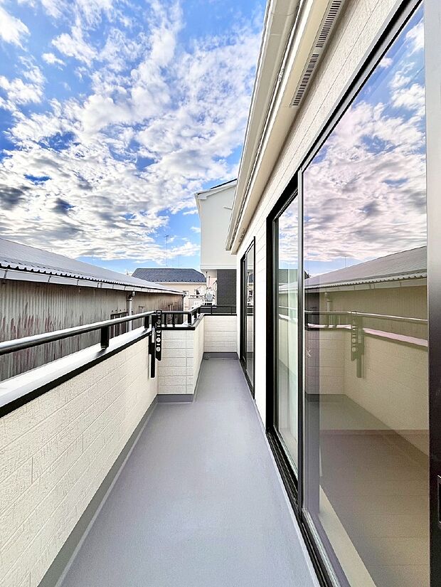 南向きのバルコニー!ご家族の洗濯物はもちろん、お布団もたっぷり干せます!