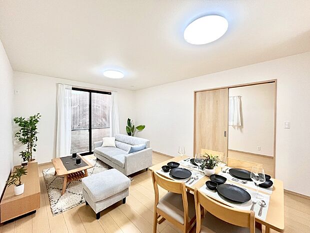 大きな窓からたっぷりの陽光と風を感じられるリビング  