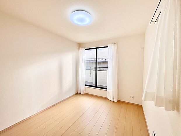 バルコニーが開放感をプラスしてくれる洋室