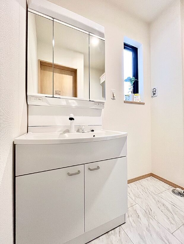 小窓がついているので湿気の多い場所でも換気が十分行えます。毎日の身支度を気持ち良く!