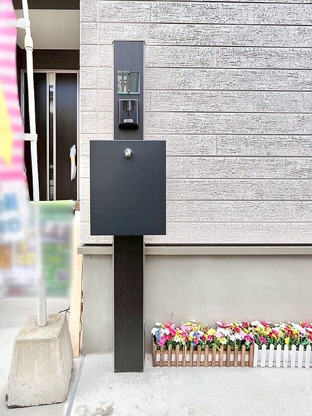 表札・インターホン・ポストをひとつに集約。エントランスになじむシンプルデザイン。