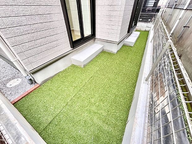 ガーデニングや家庭菜園も楽しめるお庭付き。