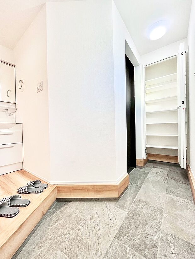 いつもきれいにしておきたい玄関ですね。