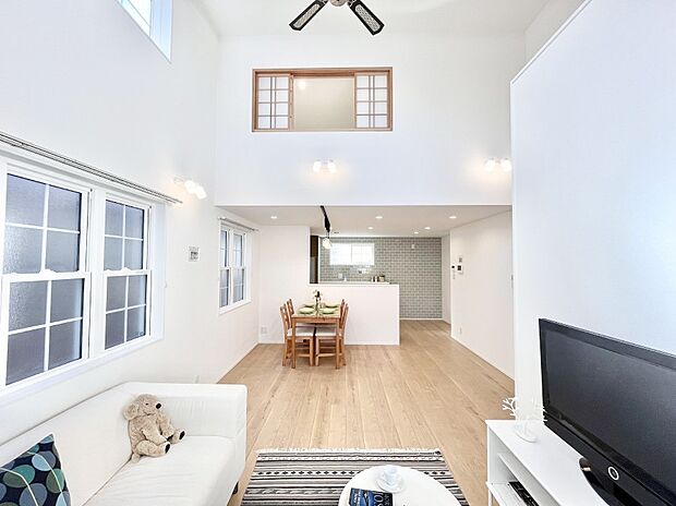 吹抜けのあるリビング！陽光が部屋全体を明るく照らし、リビング全体が開放感のある空間になります。　